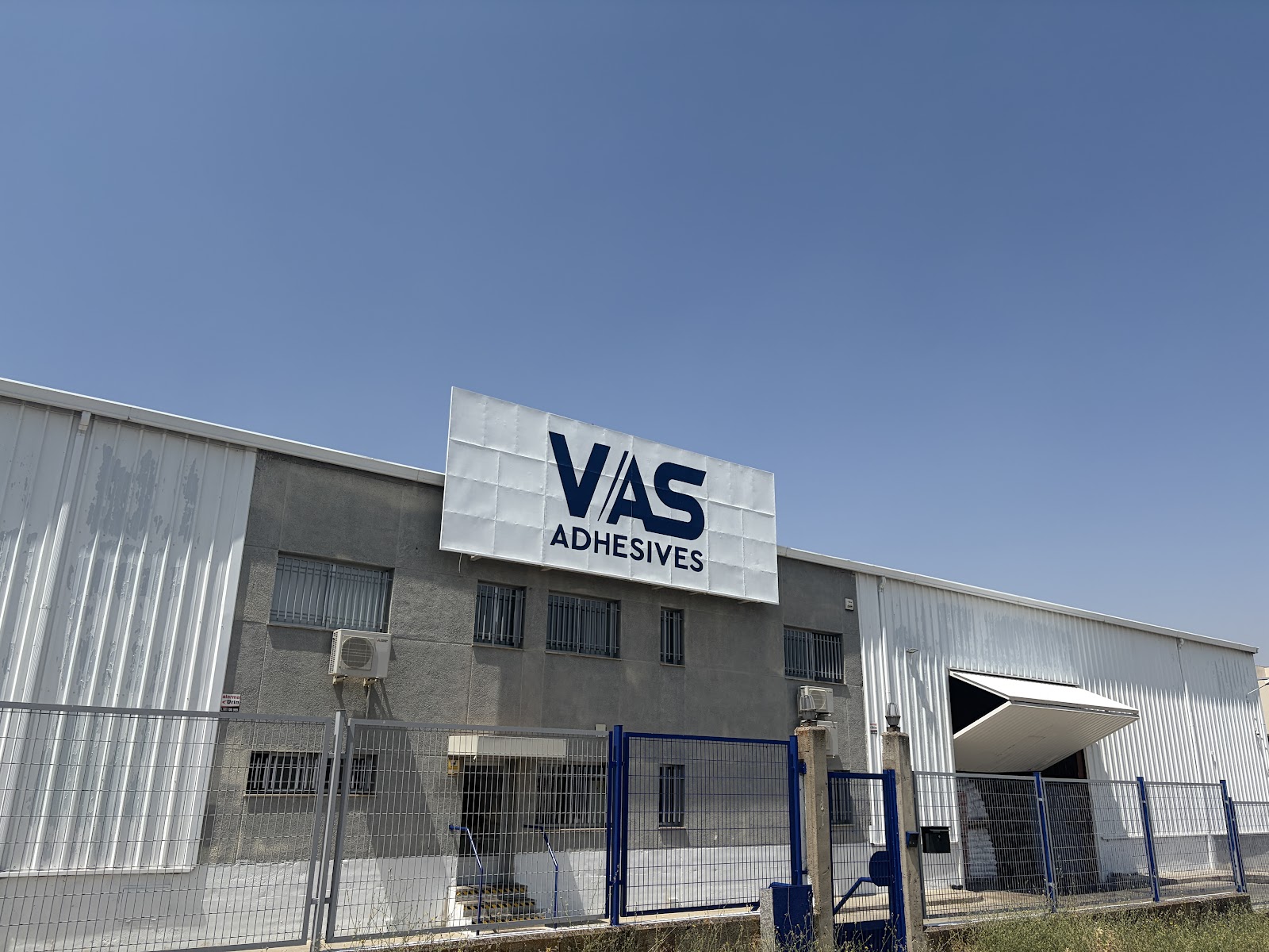 Fachada de la planta de VAS Adhesives en el Polígono Industrial de Hontoria, Segovia